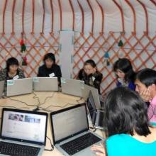 Under the round dome of a yurt, young people share experiences and look for solutions to life’s daily problems.