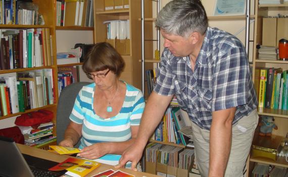 Librarians work with farmers to produce marketing materials in the Libr-A desktop publishing centre.