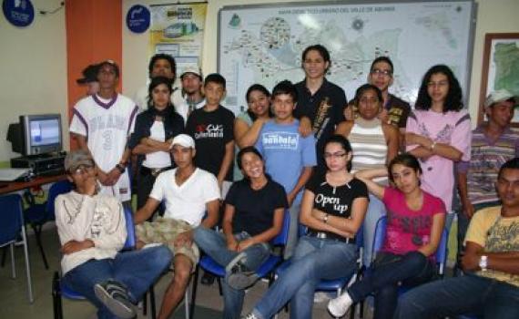 Public Library San Javier-La Loma involved over 400 community members to develop online maps of their neighbourhood. A group of community members who took part of the mapping project in the library.