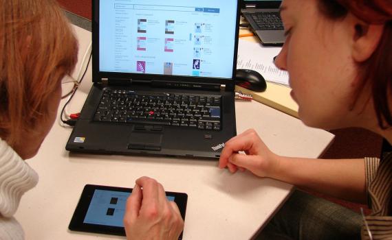 A librarian shows a library user how to borrow Estonian liberature online. A librarian shows a library user how to borrow Estonian liberature online.