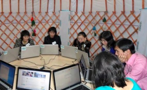 Under the round dome of a yurt, young people share experiences and look for solutions to life’s daily problems.